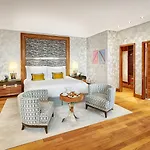 Mandarin Oriental, Hotel