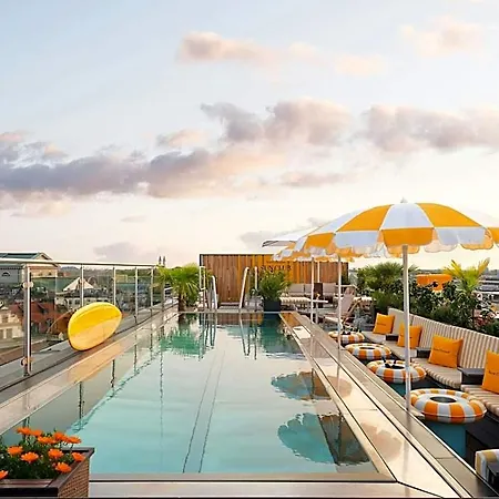 Mandarin Oriental, Hotel
