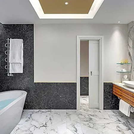 Mandarin Oriental, Szálloda